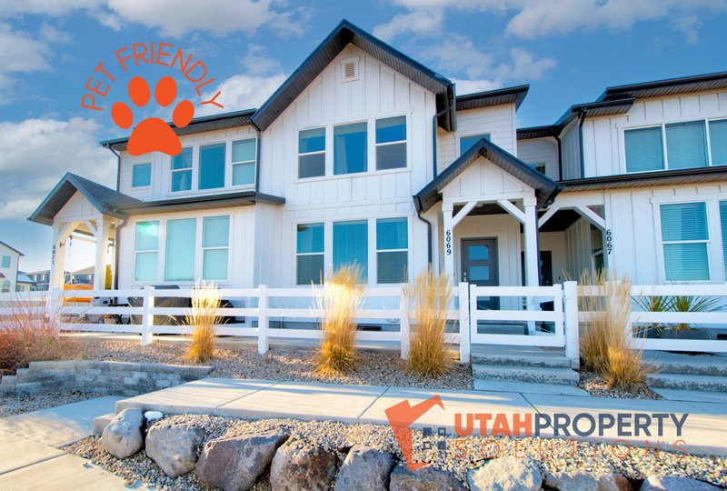 Pet Friendly Modern 4 Bedroom Townhome! property image