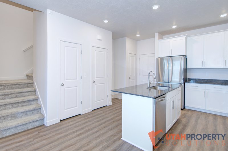 Pet Friendly Modern 4 Bedroom Townhome! property image
