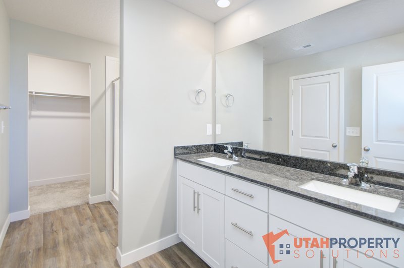 Pet Friendly Modern 4 Bedroom Townhome! property image