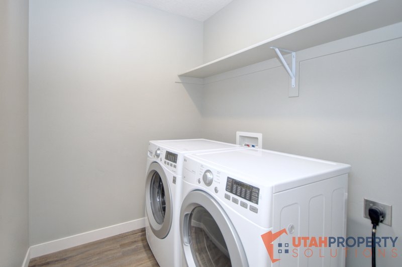 Pet Friendly Modern 4 Bedroom Townhome! property image