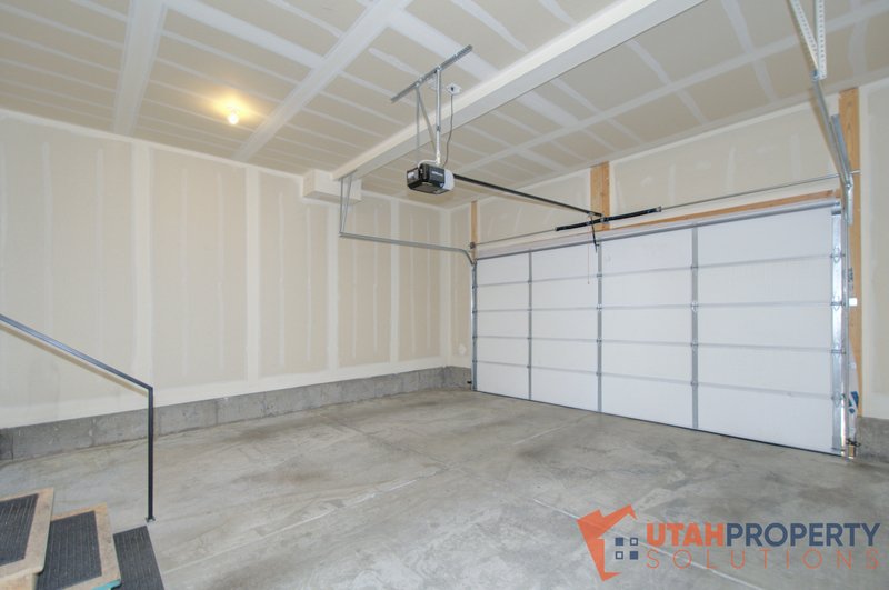 Pet Friendly Modern 4 Bedroom Townhome! property image